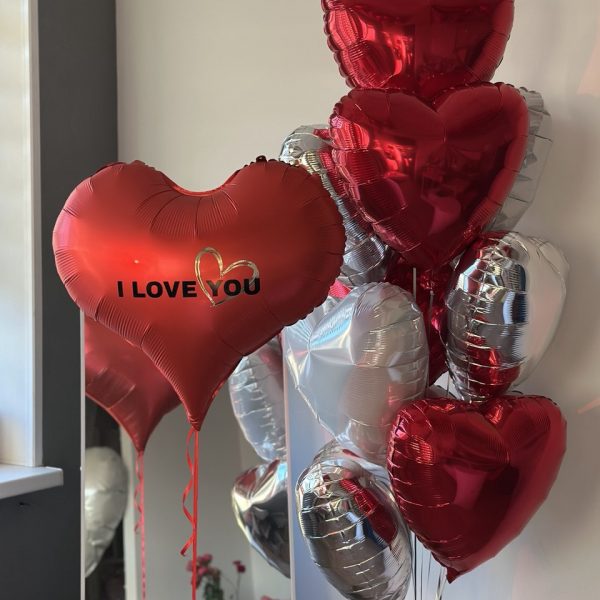 Композиция из гелиевых фольгированных сердец