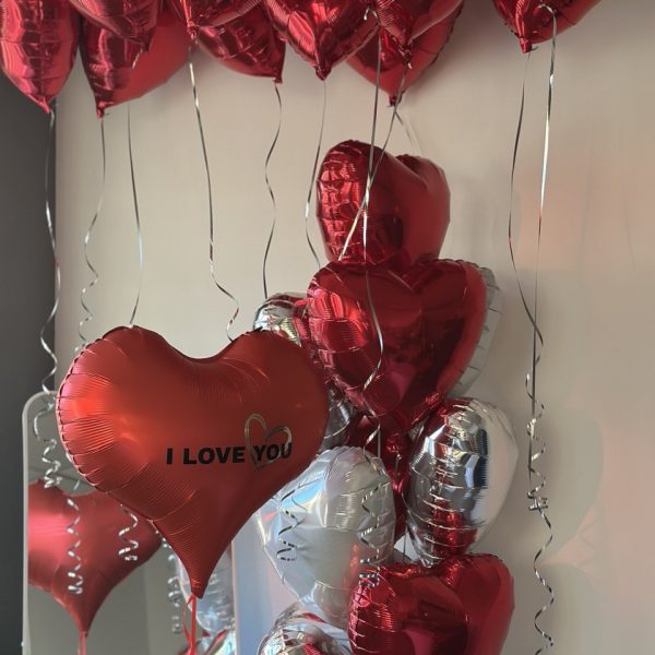 Композиция из гелиевых фольгированных сердец