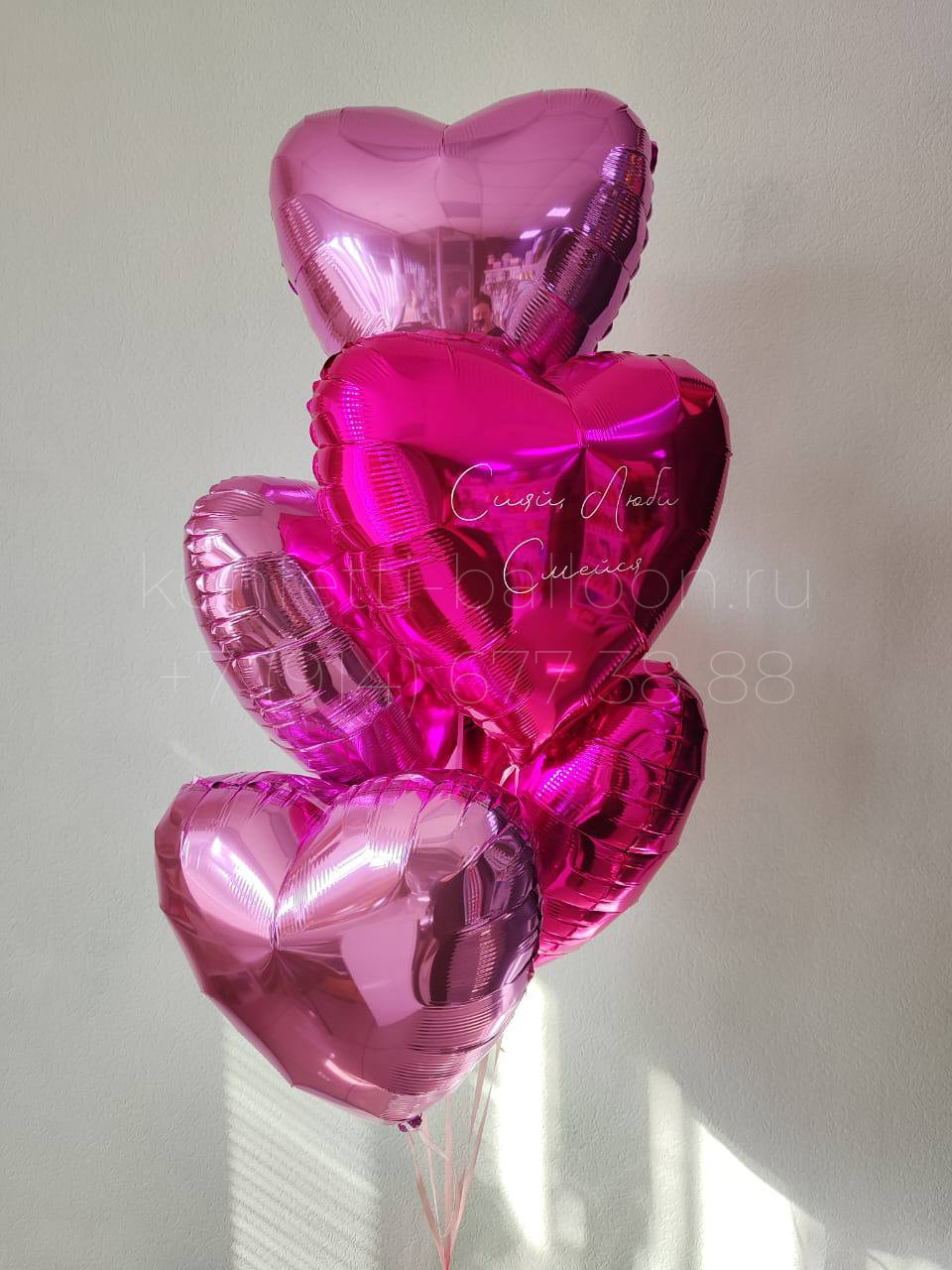 Композиция из гелиевых фольгированных сердец