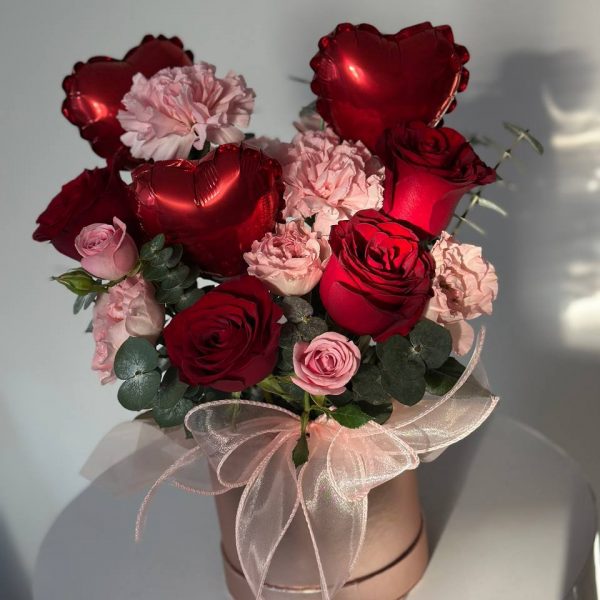 Бокс с розами и фольгированными сердечками