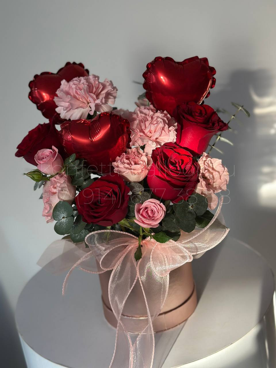 Бокс с розами и фольгированными сердечками