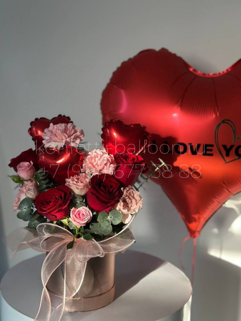 Бокс с розами и фольгированными сердечками