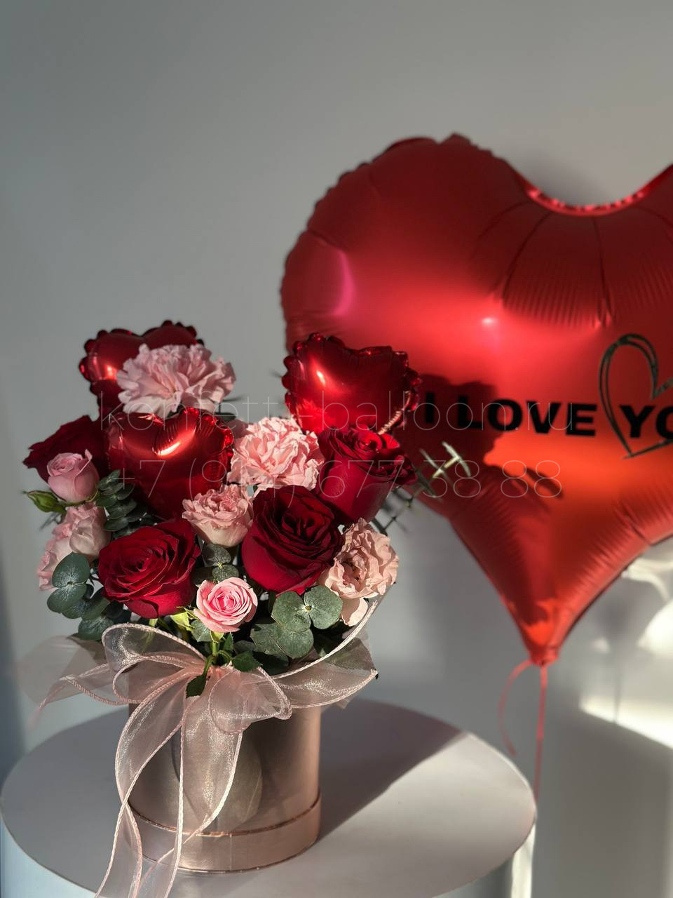 Бокс с розами и фольгированными сердечками