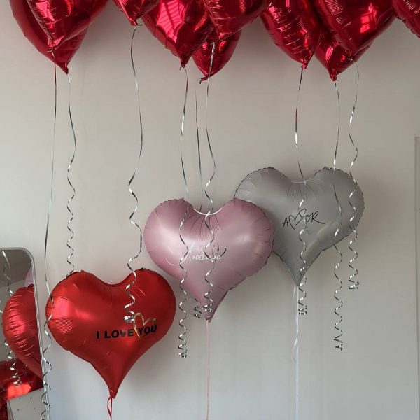 Композиция из гелиевых фольгированных сердец