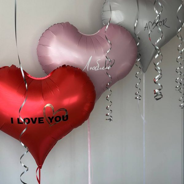 Композиция из гелиевых фольгированных сердец
