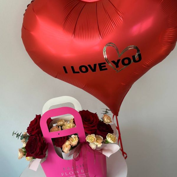 Композиция цветы и шары для любимой ко Дню Влюбленных