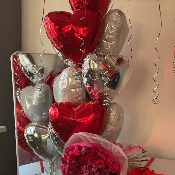 Композиция цветы и шары сердца ко Дню Влюбленных