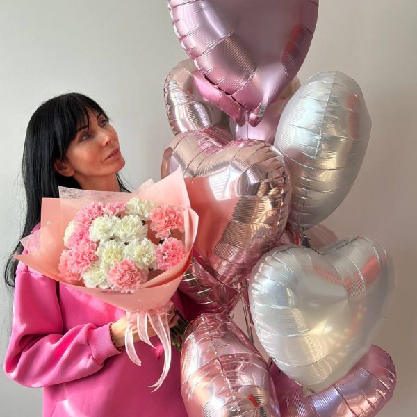 Композиция цветы и шары сердца ко Дню Влюбленных