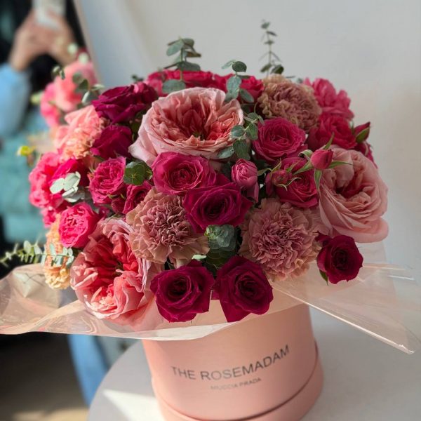 Бокс большой с кустовыми розами и диантусами