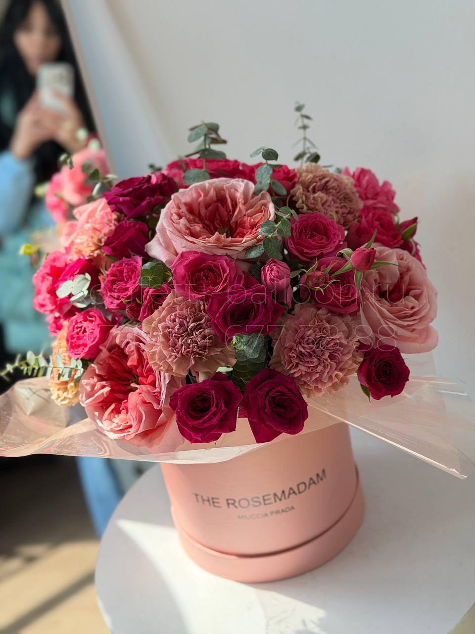 Бокс большой с кустовыми розами и диантусами