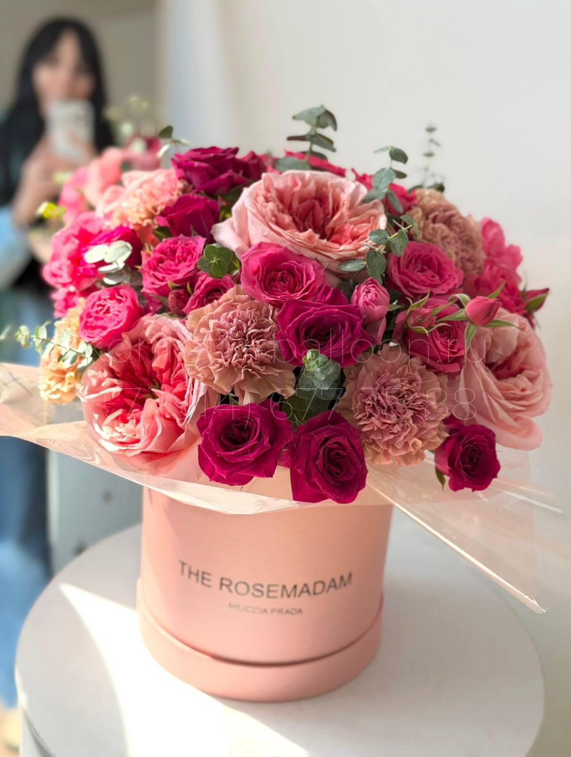 Бокс большой с кустовыми розами и диантусами