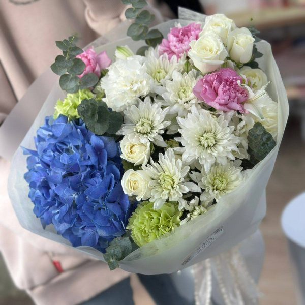 Букет с гортензией и кустовой хризантемой