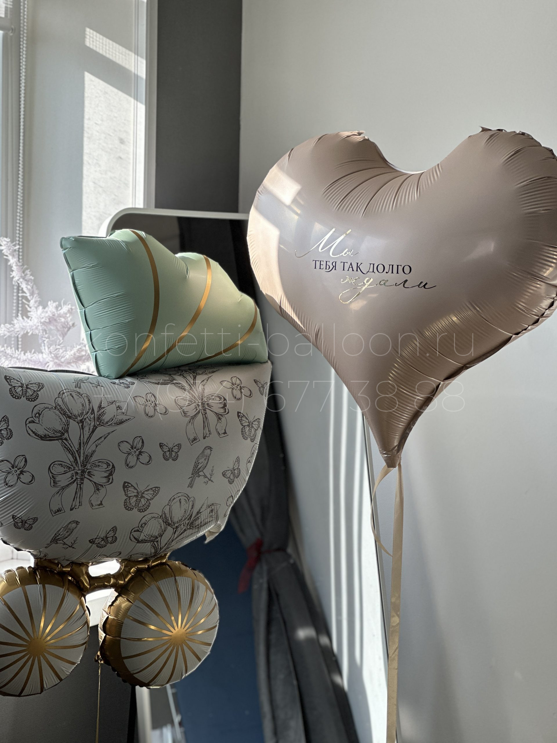 Композиция из гелиевых шаров на выписку из роддома