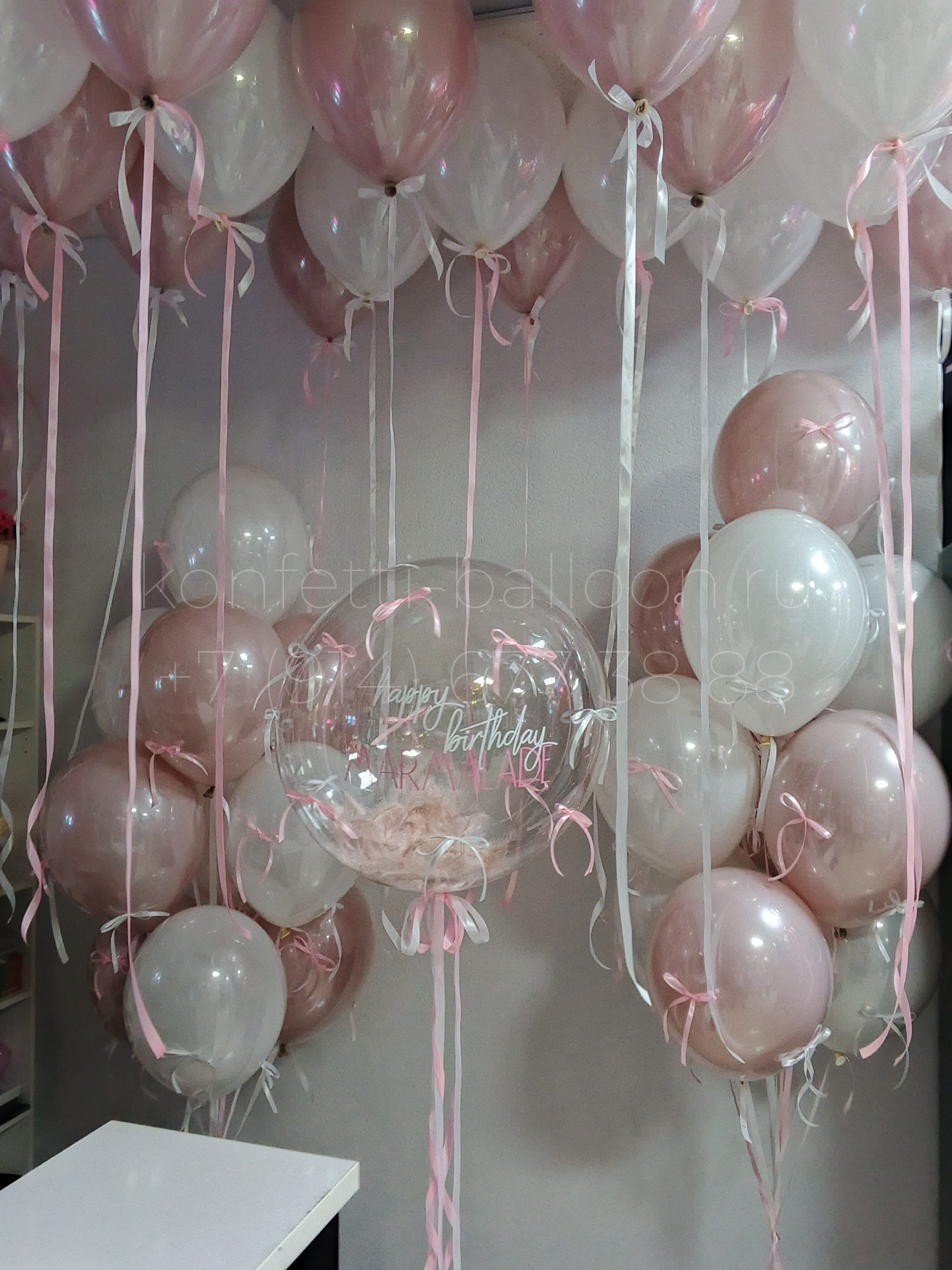 Композиция из гелиевых шаров с бантиками