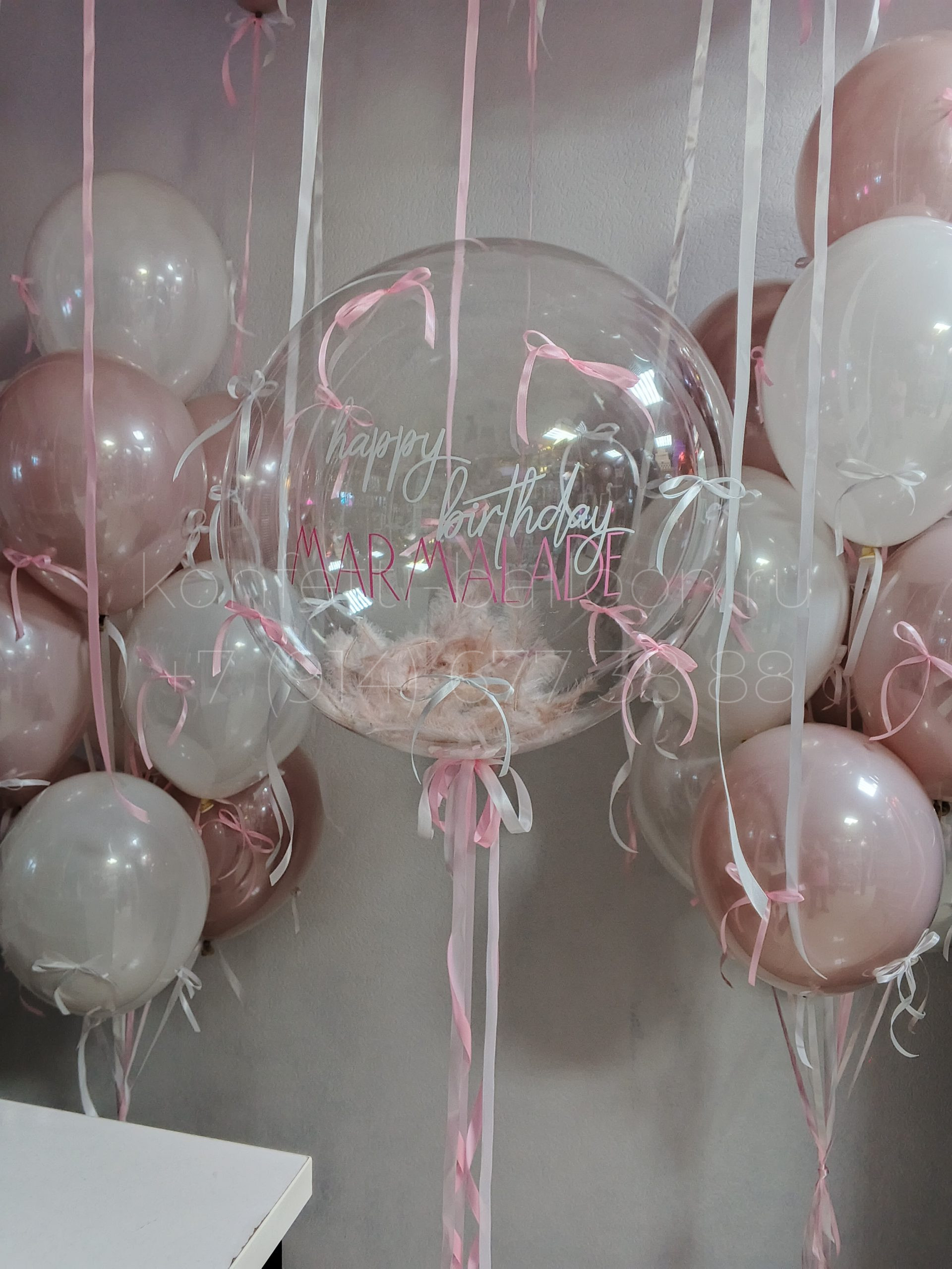Композиция из гелиевых шаров с бантиками