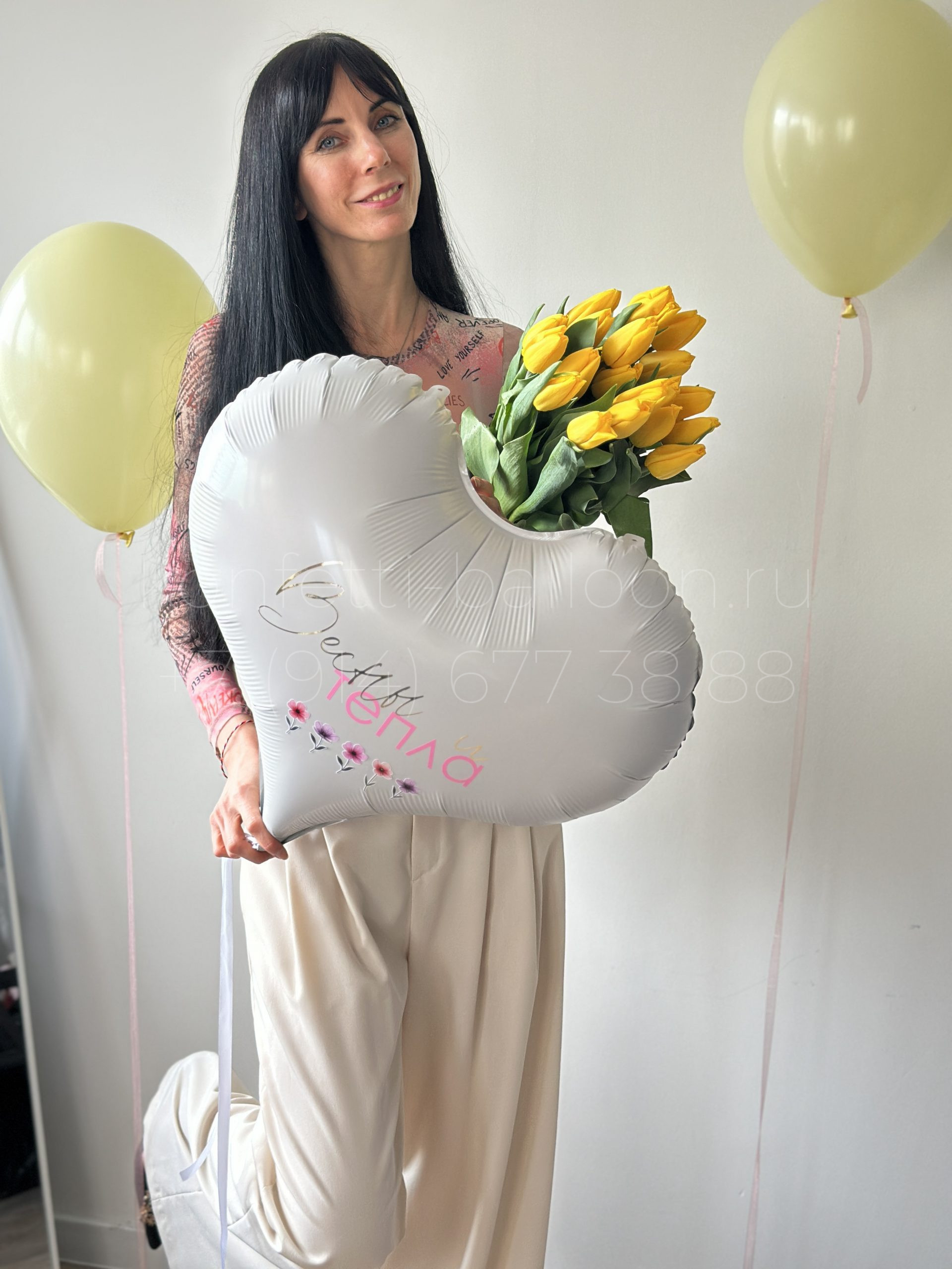 Композиция цветы и шары на 8 марта