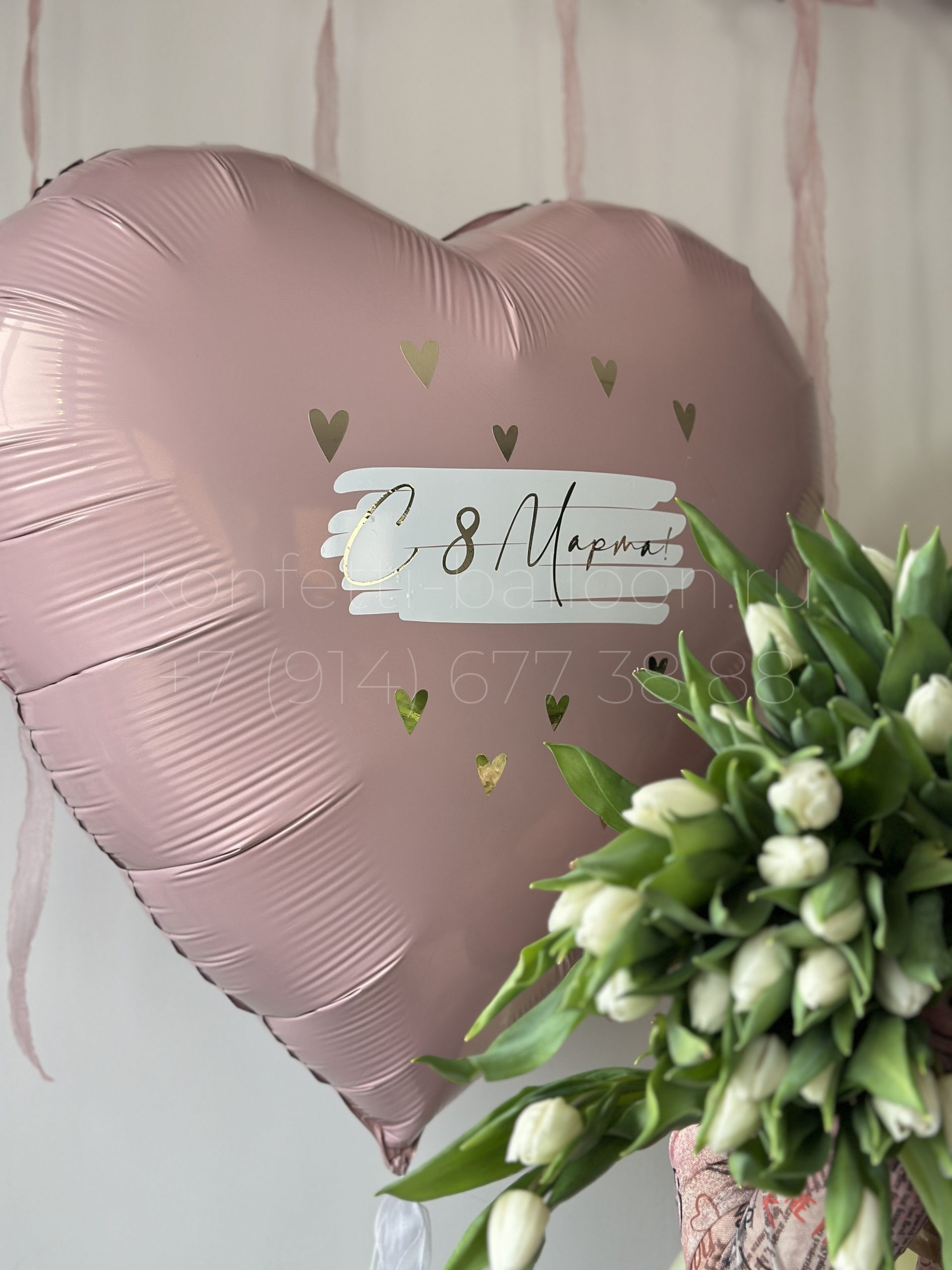 Композиция цветы и шары на 8 марта