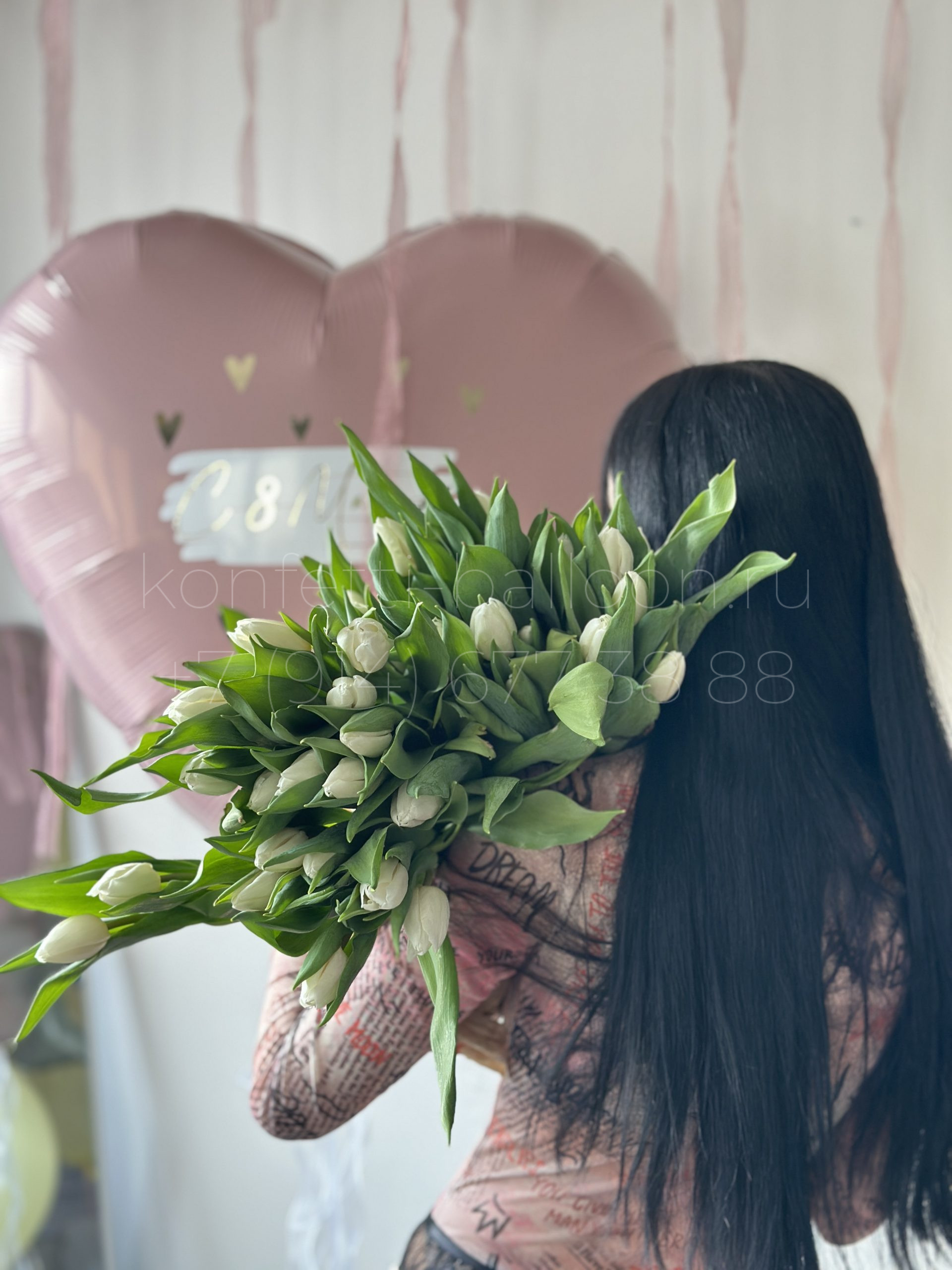 Композиция цветы и шары на 8 марта