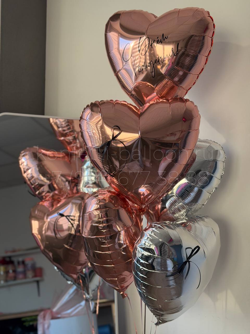 Композиция из гелиевых фольгированных сердец