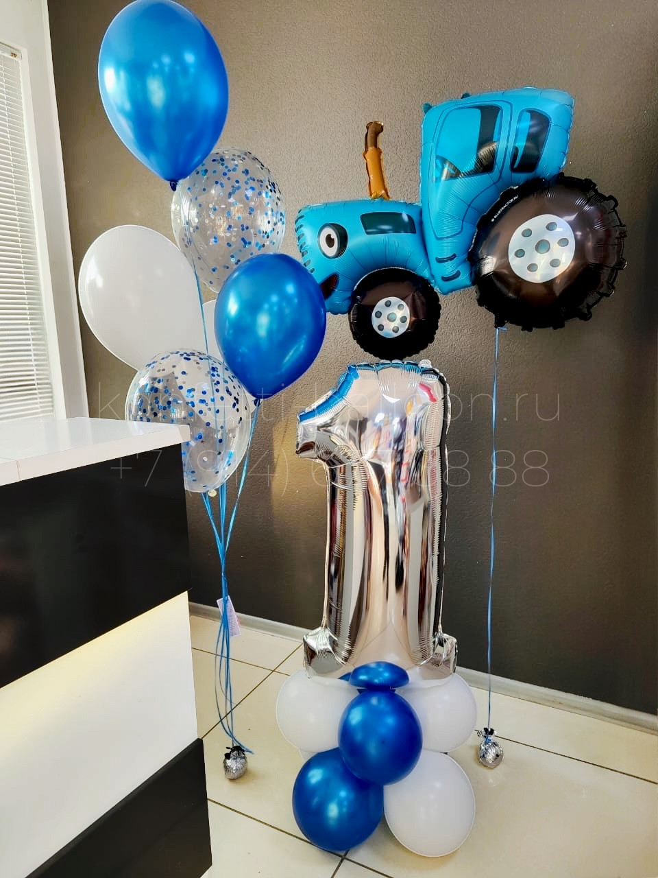 Композиция из гелиевых шаров Синий трактор на 1 годик