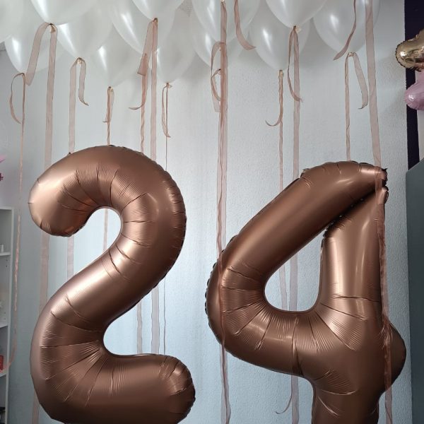 Композиция из гелиевых шаров для девушки на 24 года
