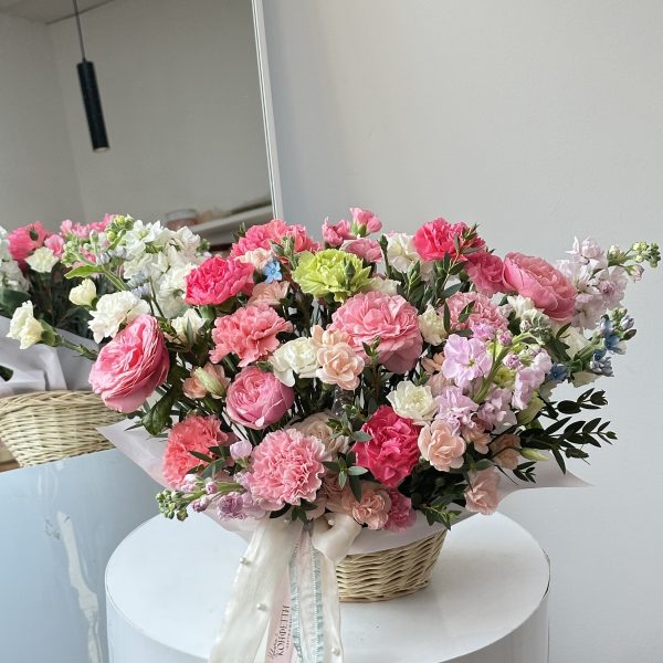 Бокс дофаминовый из микса цветов в корзинке