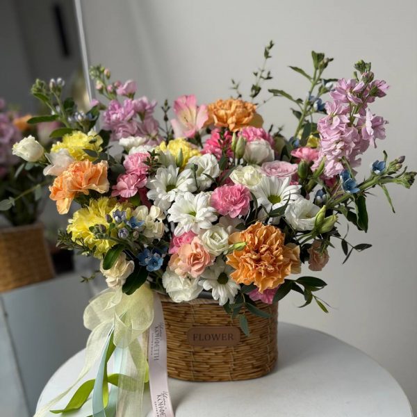 Бокс дофаминовый из микса цветов в корзинке