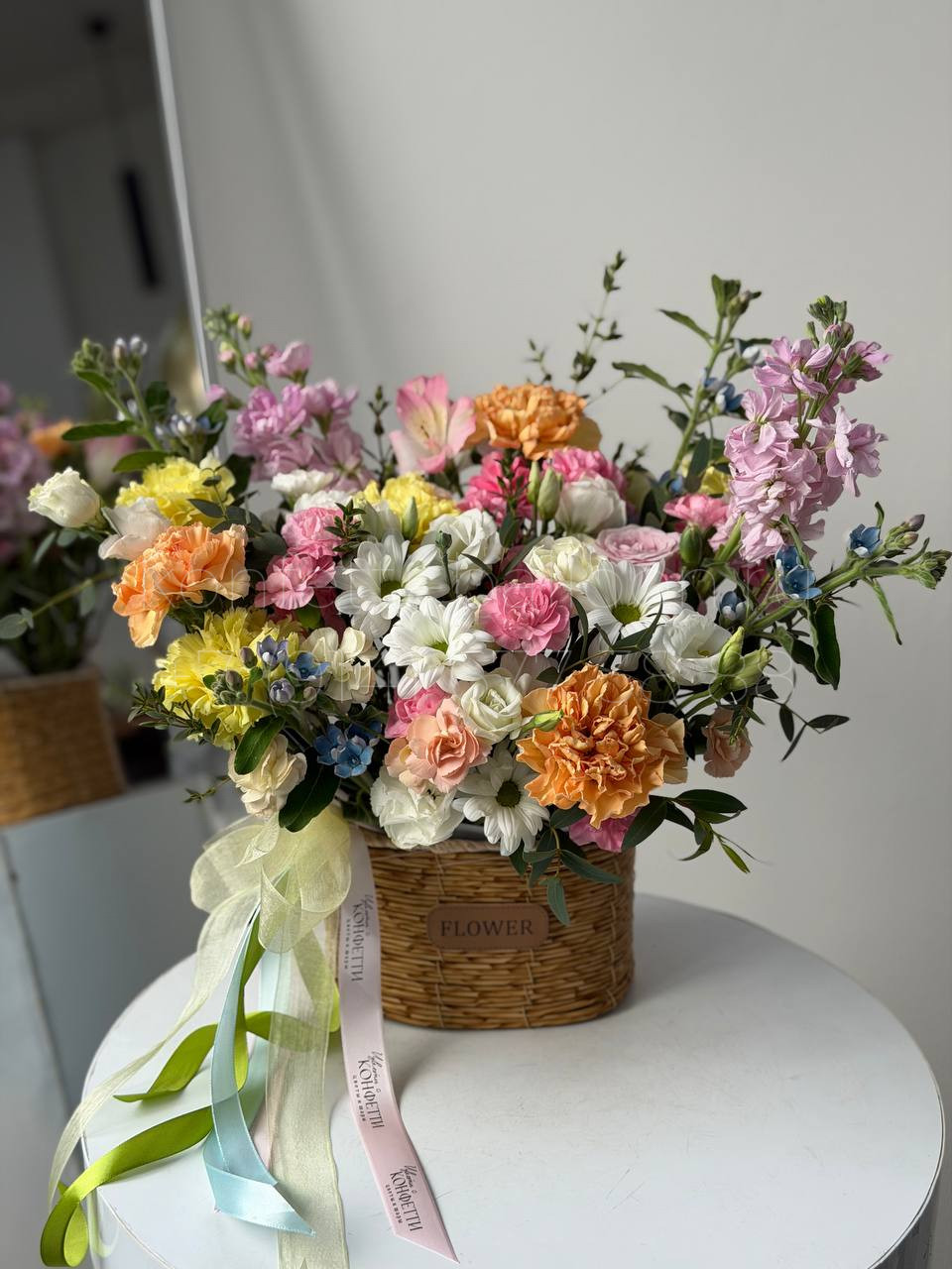 Бокс дофаминовый из микса цветов в корзинке