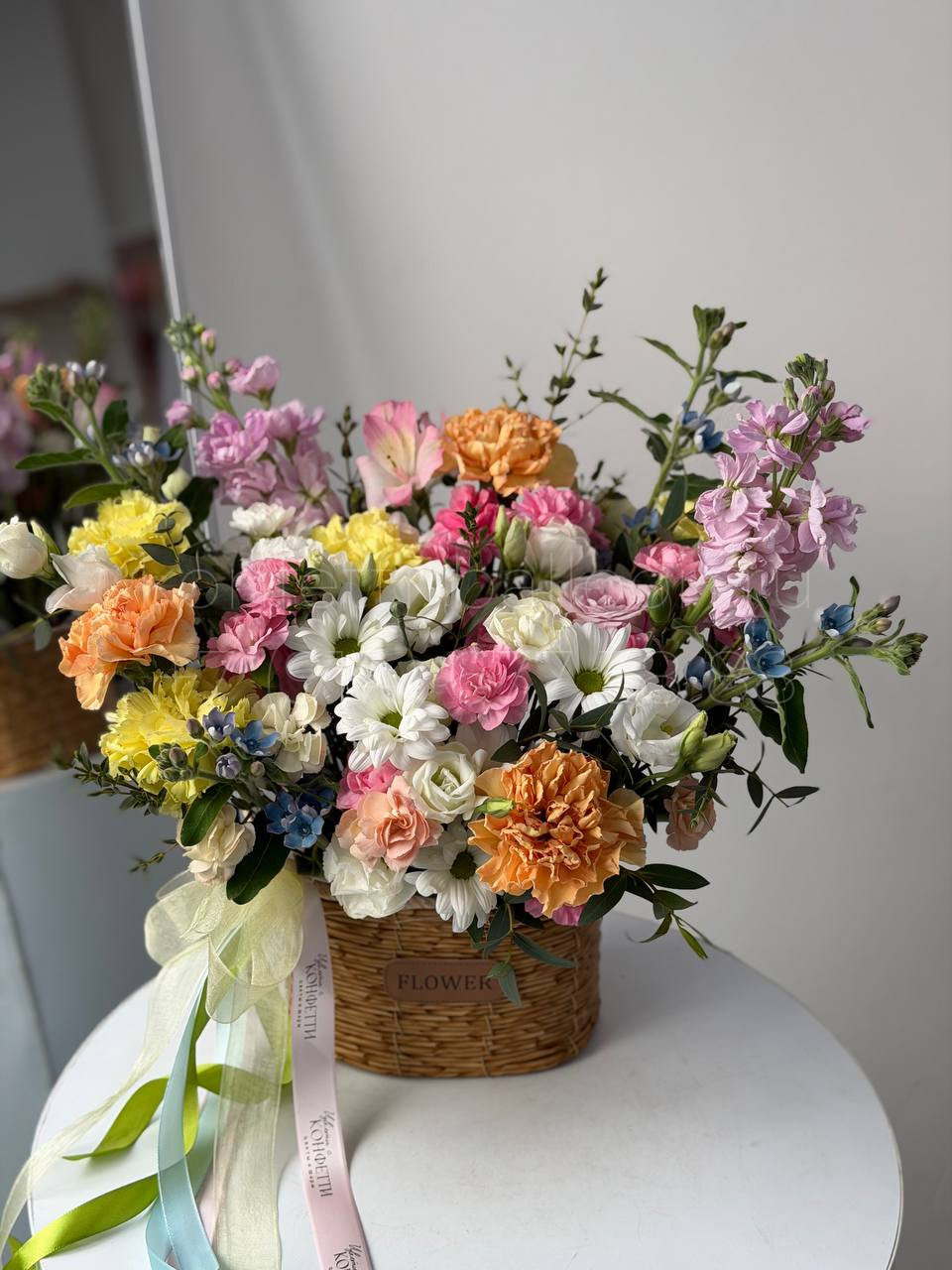 Бокс дофаминовый из микса цветов в корзинке