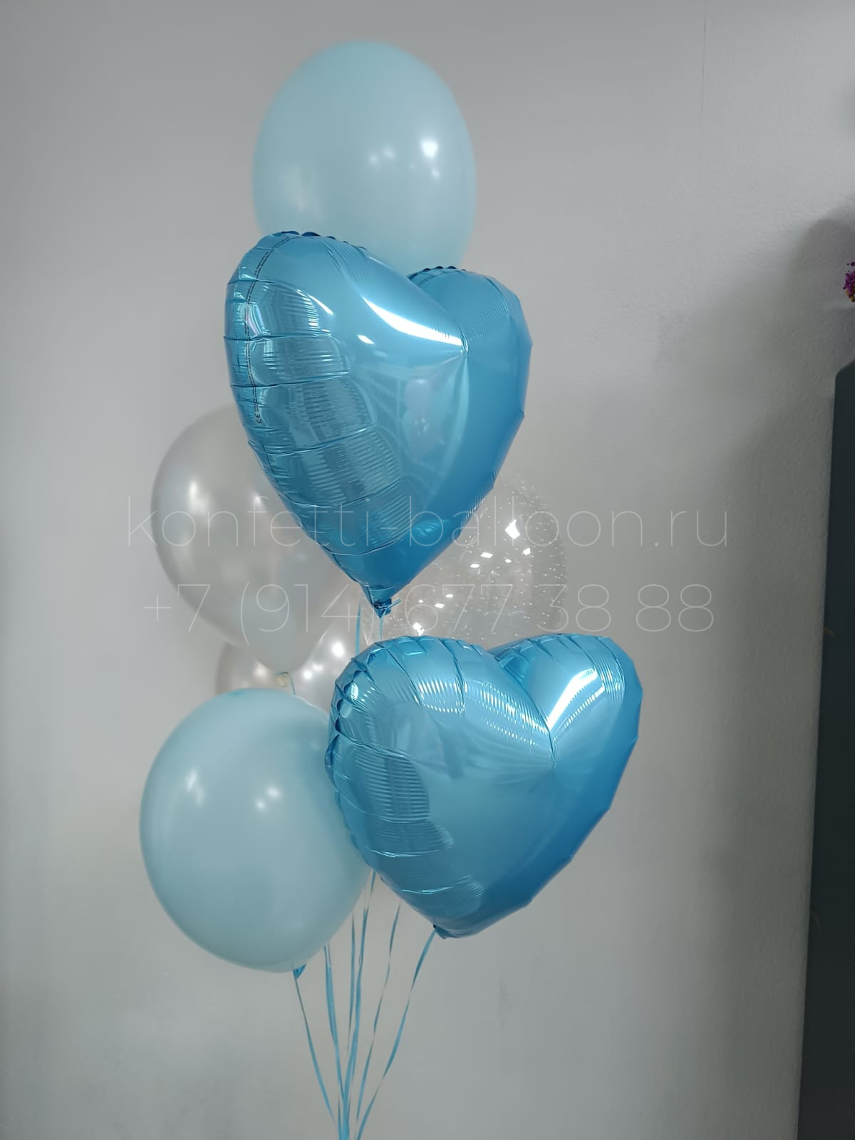 Композиция из гелиевых шаров с декором бабочки